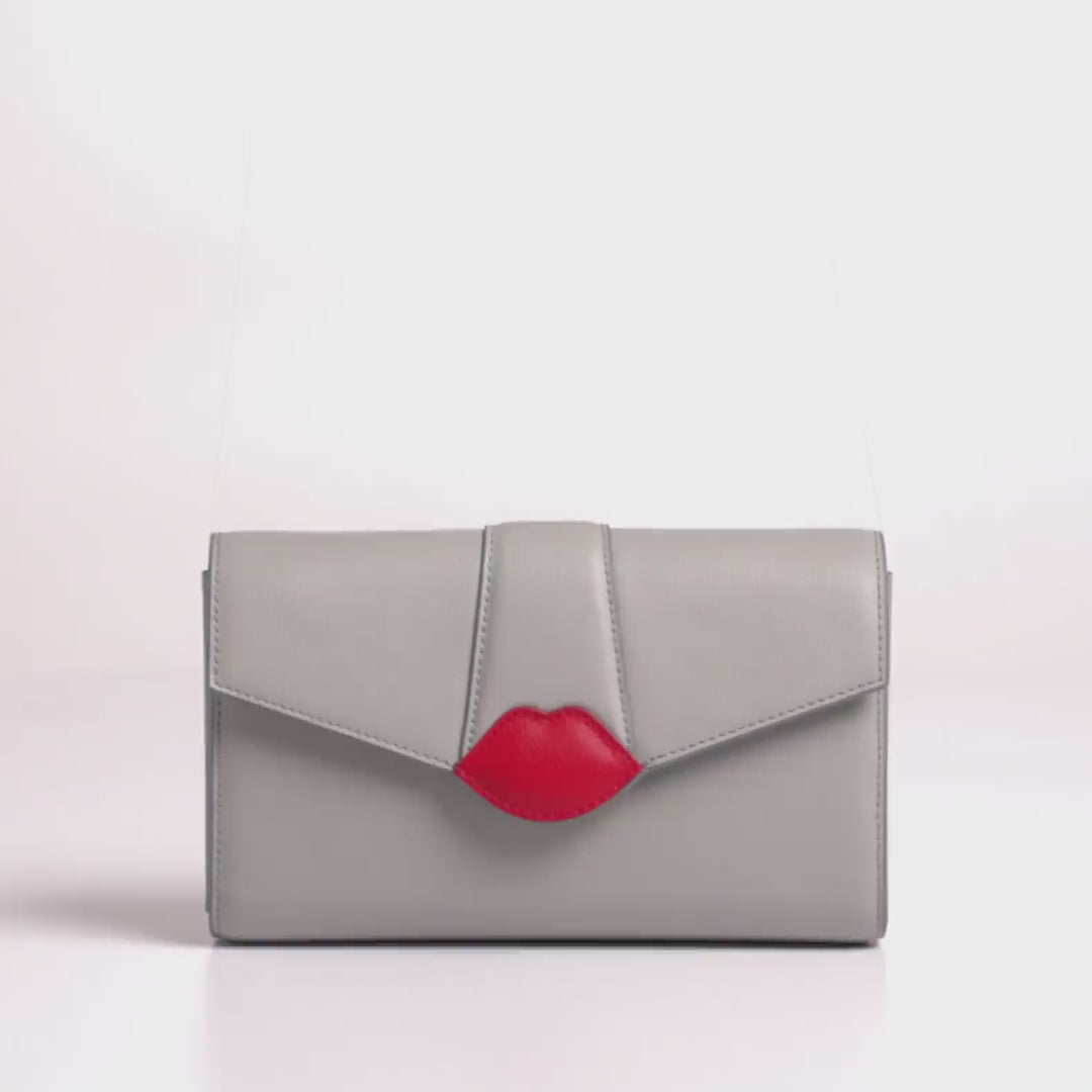 360-degree turntable video showing the full dimensions and angles of the bag. The video is silent and provides a complete visual overview.