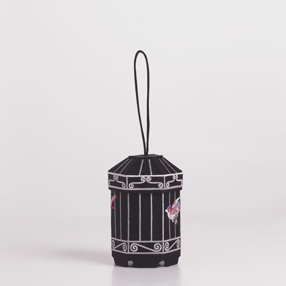 360-degree turntable video showing the full dimensions and angles of the bag. The video is silent and provides a complete visual overview.
