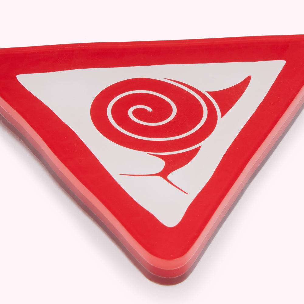 Red triangular tray with a white snail illustration.
