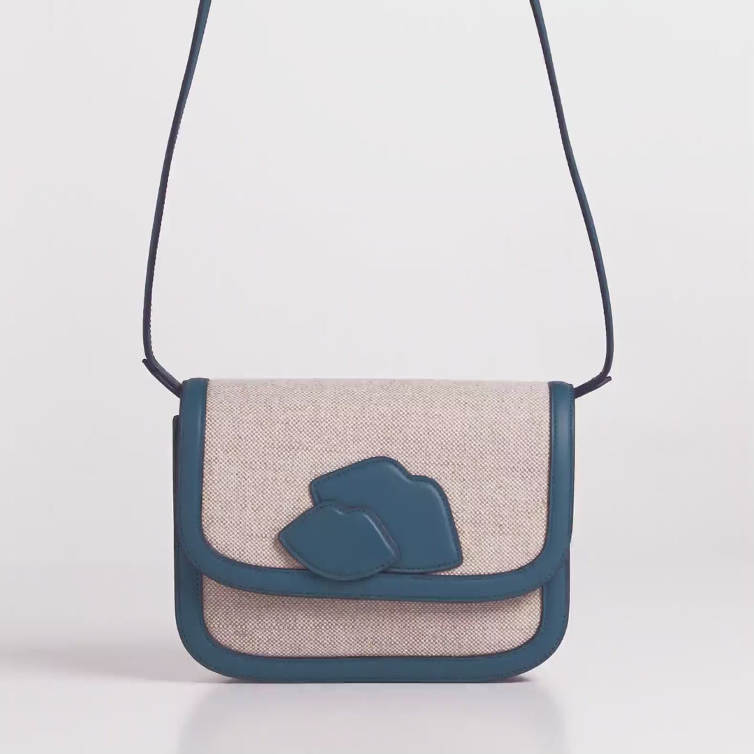 360-degree turntable video showing the full dimensions and angles of the bag. The video is silent and provides a complete visual overview.