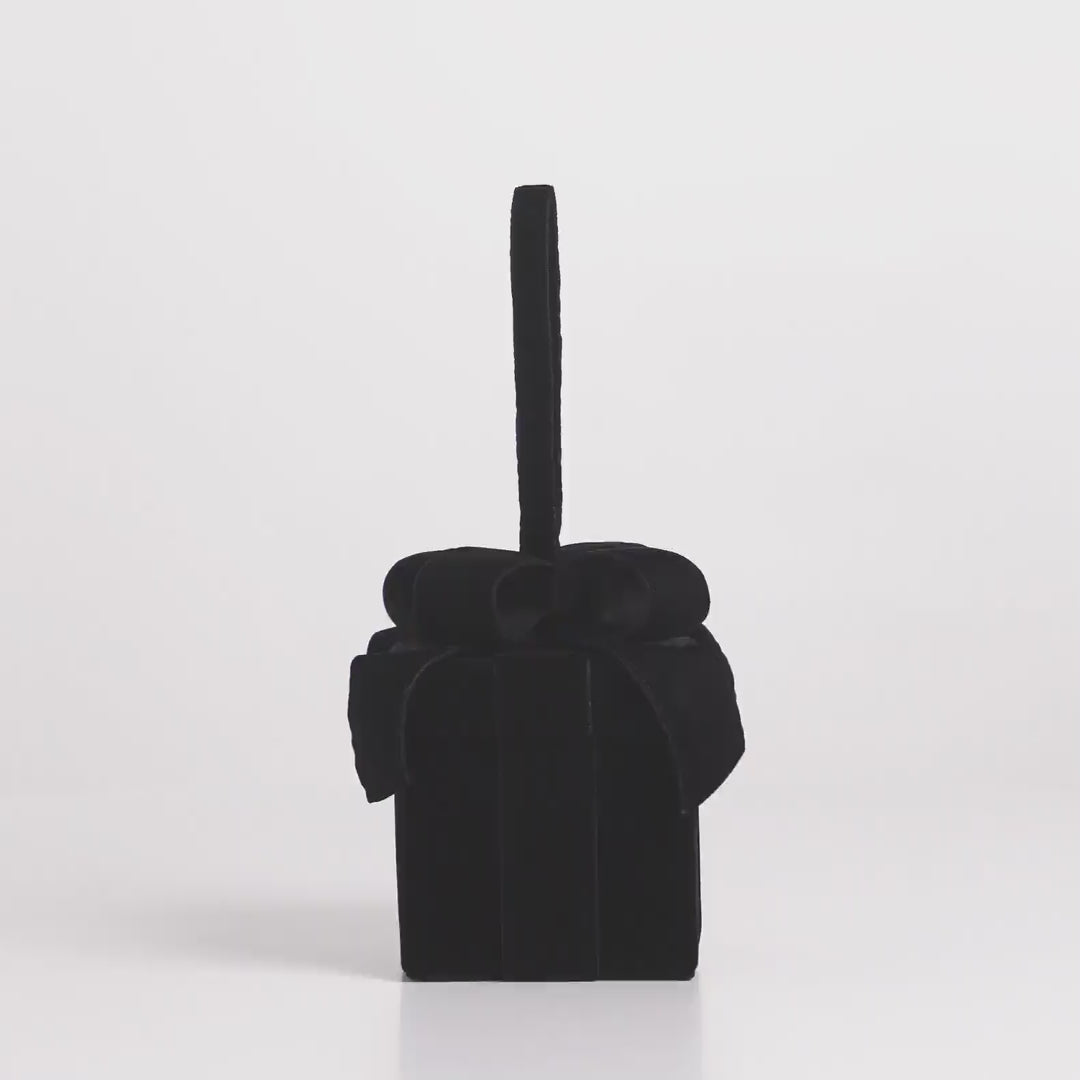 360-degree turntable video showing the full dimensions and angles of the bag. The video is silent and provides a complete visual overview.